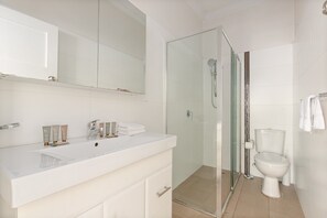 Apartment | Bathroom - Bright 2-bed Apartment in Coogee (Sydney)