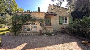Exterior detail - Villa with pool in Provence - near Isle-sur-la-Sorgue, Avignon and Gordes (Caumont-sur-Durance)