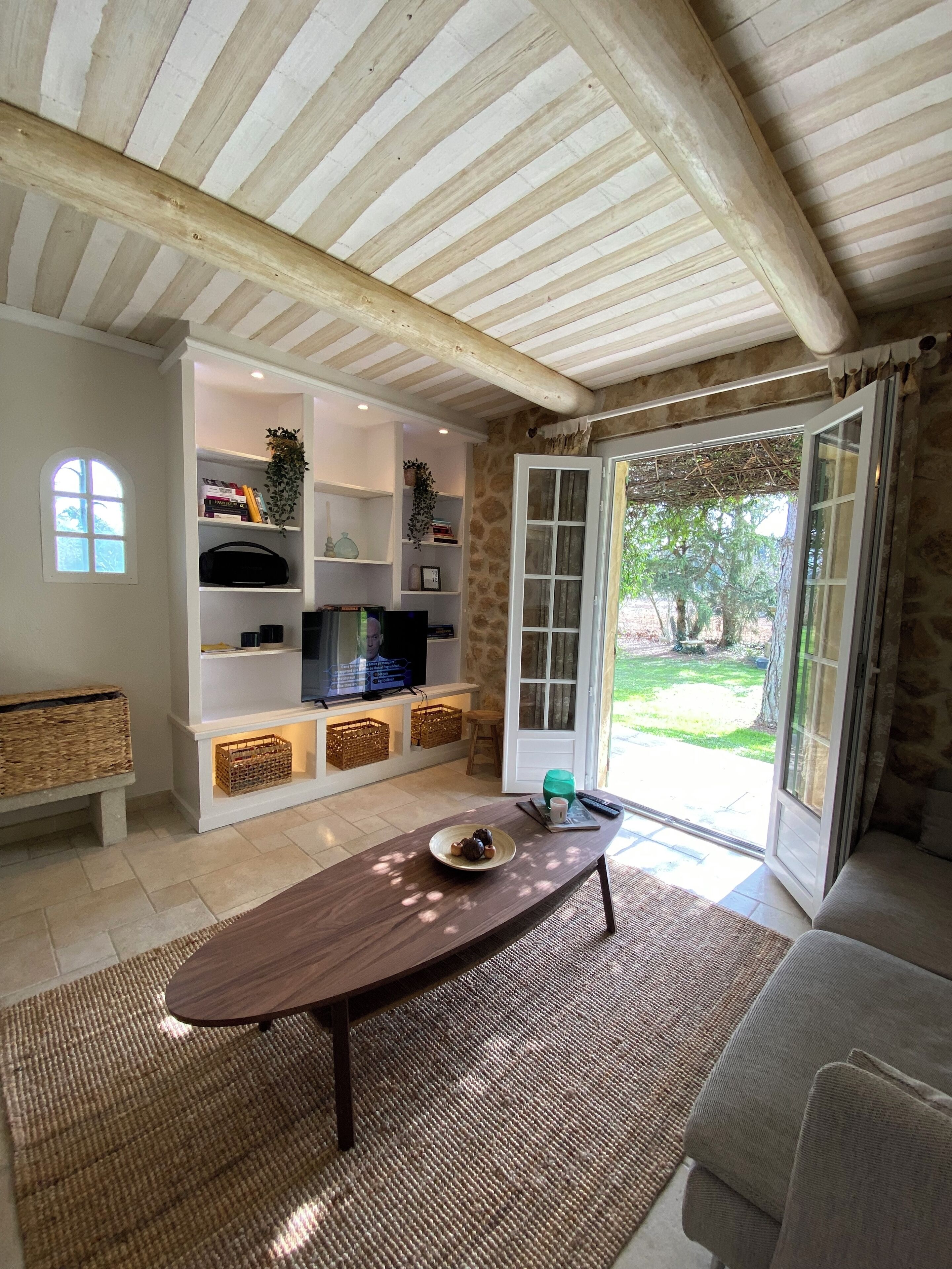 Smart TV, table tennis, books