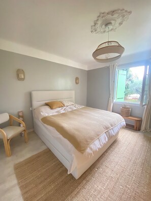 3 chambres, fer et planche à repasser, Wi-Fi, draps fournis