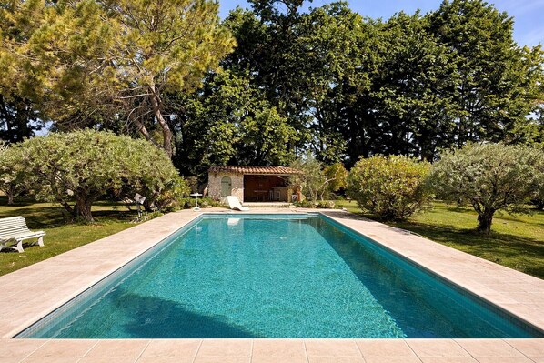 Outdoor pool - Villa with pool in Provence - near Isle-sur-la-Sorgue, Avignon and Gordes (Caumont-sur-Durance)