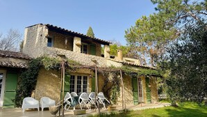 Un bâtiment en pierre doté d’un patio, d’un espace extérieur aménagé pour s’asseoir et d’un jardin.