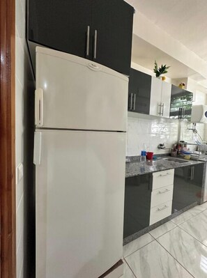 Frigorifero, microonde, forno, piano cottura