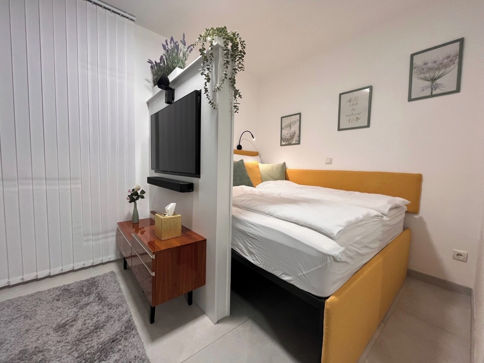 Tabla de planchar con plancha, wifi, ropa de cama