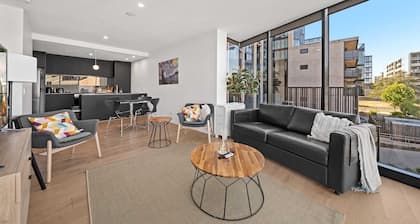 Bright Unit With Secure Parking and Garden Access