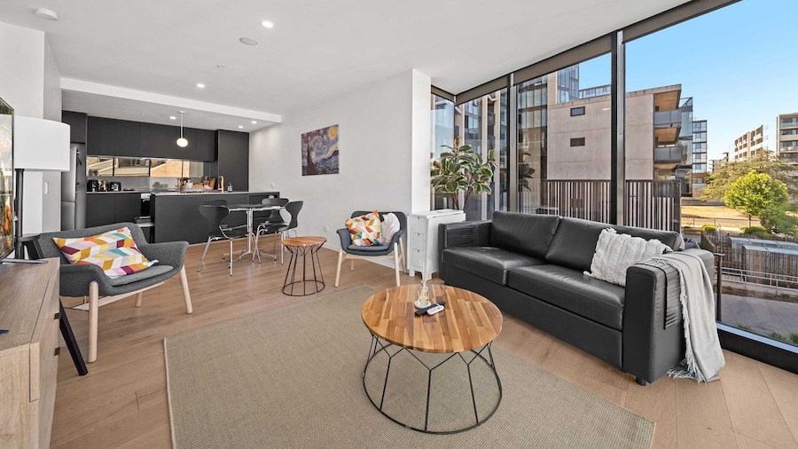 Bright Unit With Secure Parking and Garden Access