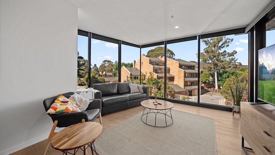 Bright Unit With Secure Parking and Garden Access