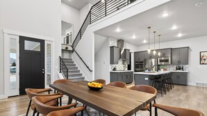 Una cocina moderna con gabinetes grises, electrodomésticos de acero inoxidable y una isla central.