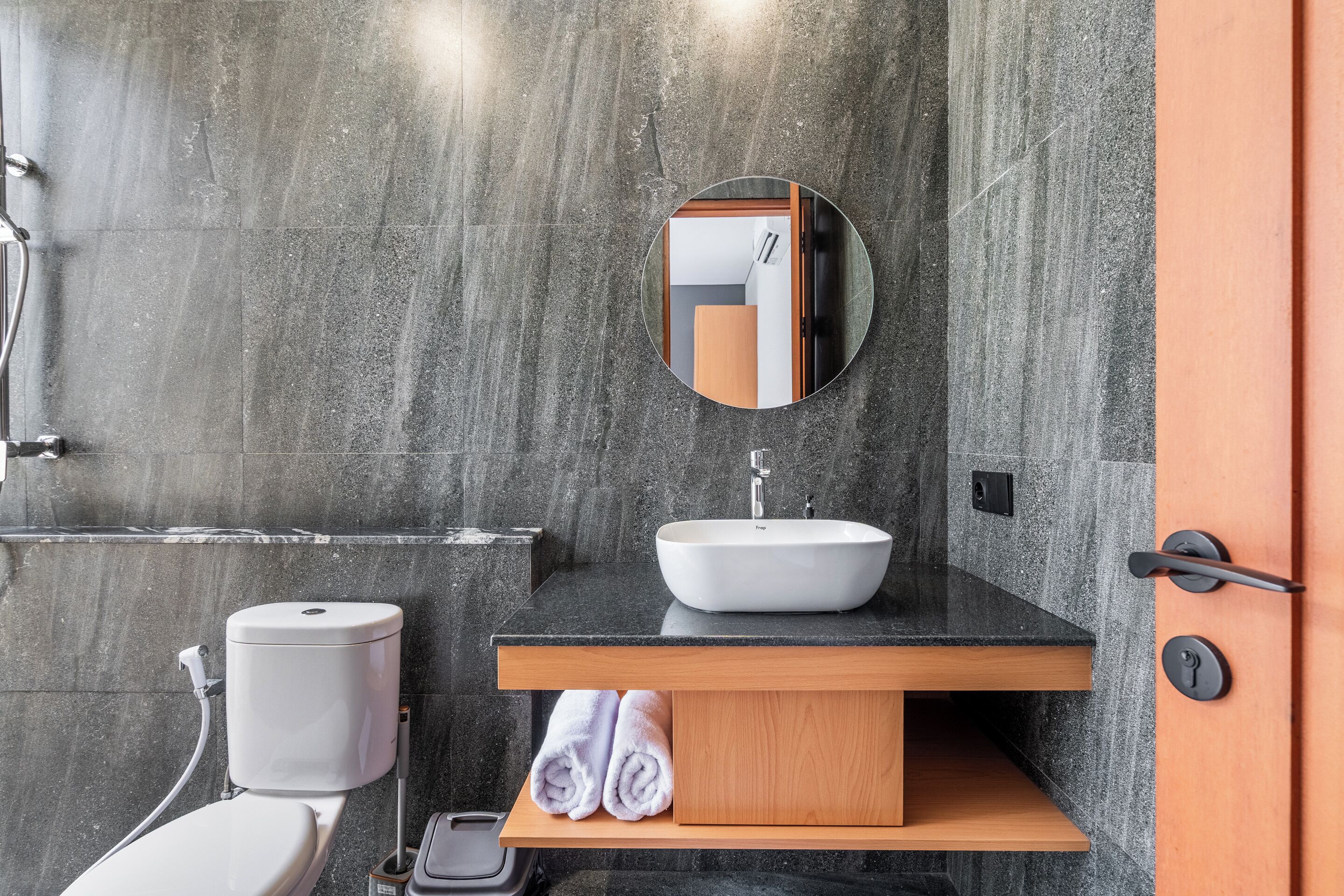 Vila, 2 quartos, piscina particular, vista para a piscina | Banheiro | Banheira e chuveiro separados, produtos de toalete grátis