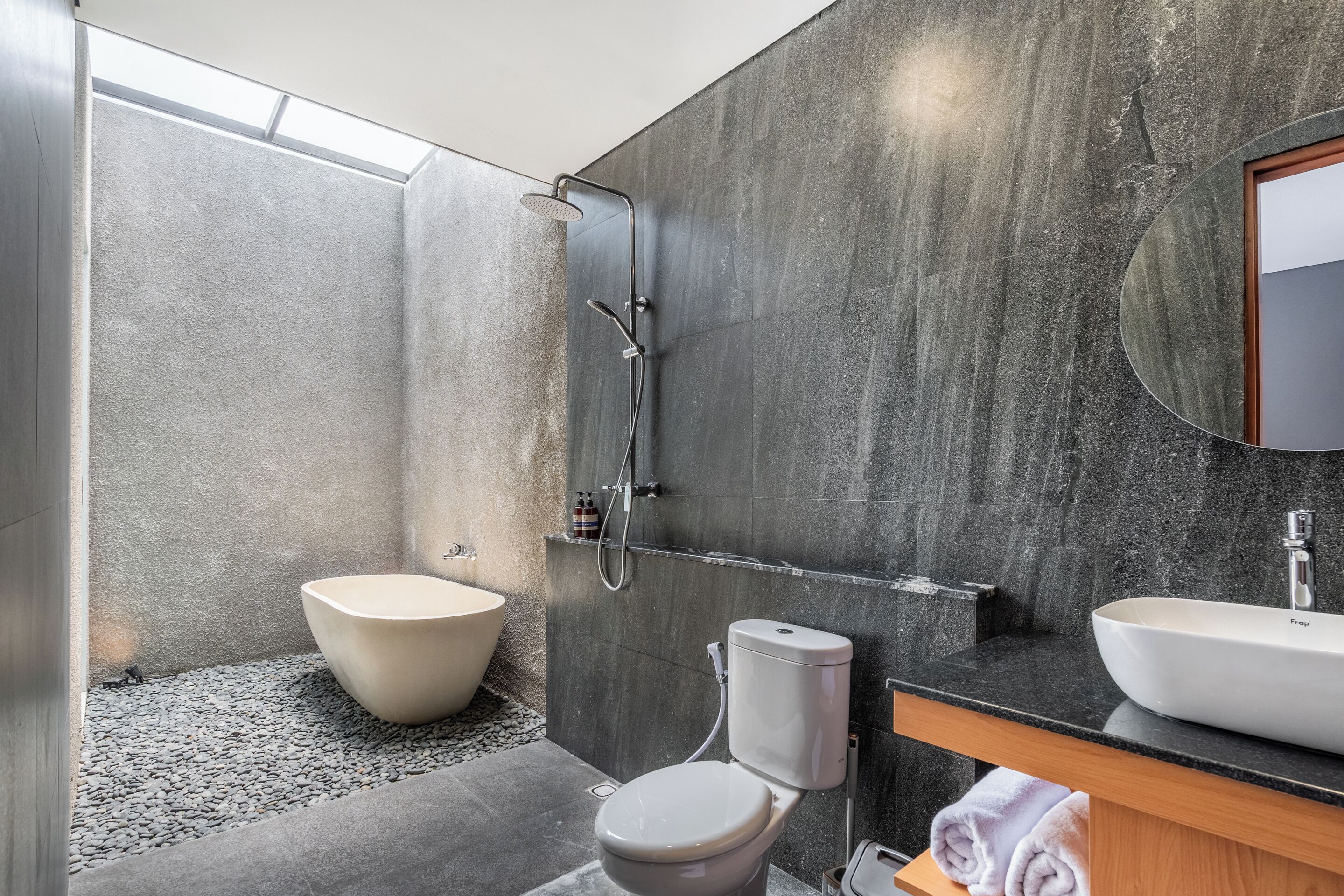 Vila, 2 quartos, piscina particular, vista para a piscina | Banheiro | Banheira e chuveiro separados, produtos de toalete grátis
