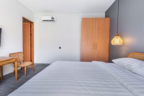 Escritorio, espacio para trabajar con laptop y cortinas blackout 