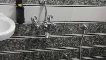 Chambre Double, vue ville | Salle de bain | Serviettes fournies