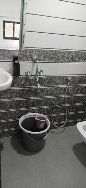 Double Room, City View | Bathroom | Towels - Hotel RR Residency (Mumbai)