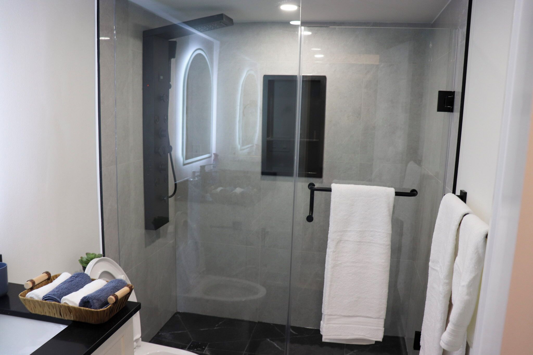 Dutxa, assecador de cabells, bidet i tovalloles 
