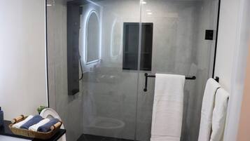 Dutxa, assecador de cabells, bidet i tovalloles