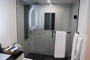 Douche, sèche-cheveux, bidet, serviettes fournies