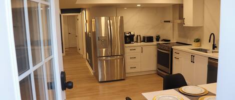 Mikrowelle, Ofen, Herdplatte, Geschirrspüler