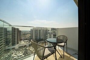 Outdoor dining - Elegant Studio in Azizi Riviera | Perfect Getaway (Dubai)