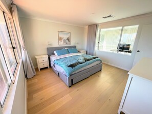 4 bedrooms, iron/ironing board, WiFi, bed sheets - Cottesloe / Swanbourne coastal oasis - steps to the sand (Cottesloe)