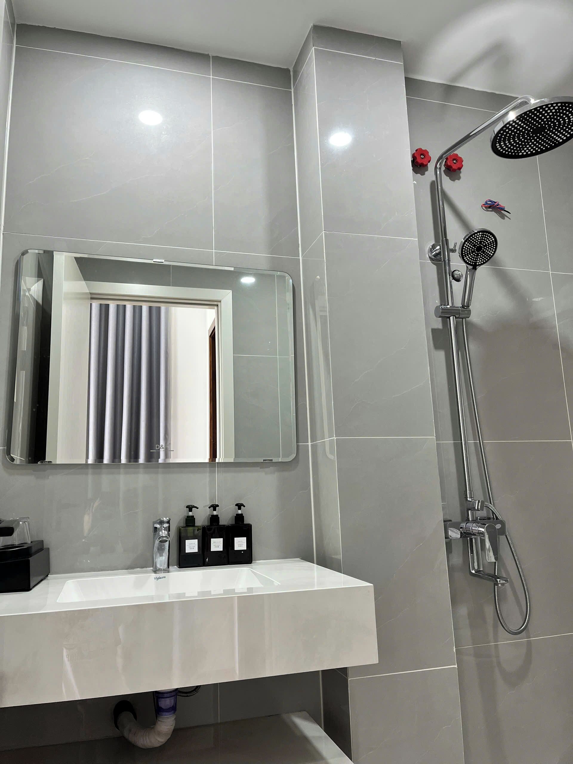 Dubbelrum - balkong - utsikt mot trädgården | Badrum | Tofflor