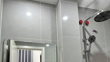 Dubbelrum - balkong - utsikt mot trÀdgÄrden | Badrum | Tofflor