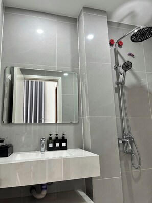 Dubbelrum - balkong - utsikt mot trädgården | Badrum | Tofflor