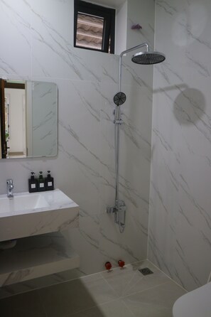 Dobbeltrom, 1 kingsize-seng, balkong | Bad