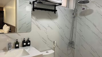 Standardrum - 2 queensize-sängar | Badrum