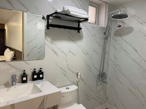 Standardzimmer, 2 Queen-Betten | Badezimmer