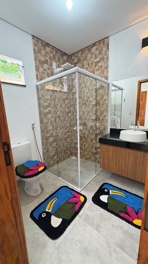 Shower, jetted bath, hair dryer, towels - Village House in the Valley (Arraial d'Ajuda)