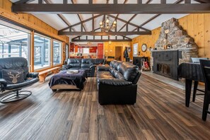 Televisión y chimenea