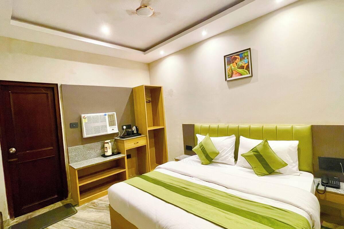 Premium bedding, desk, laptop workspace, soundproofing