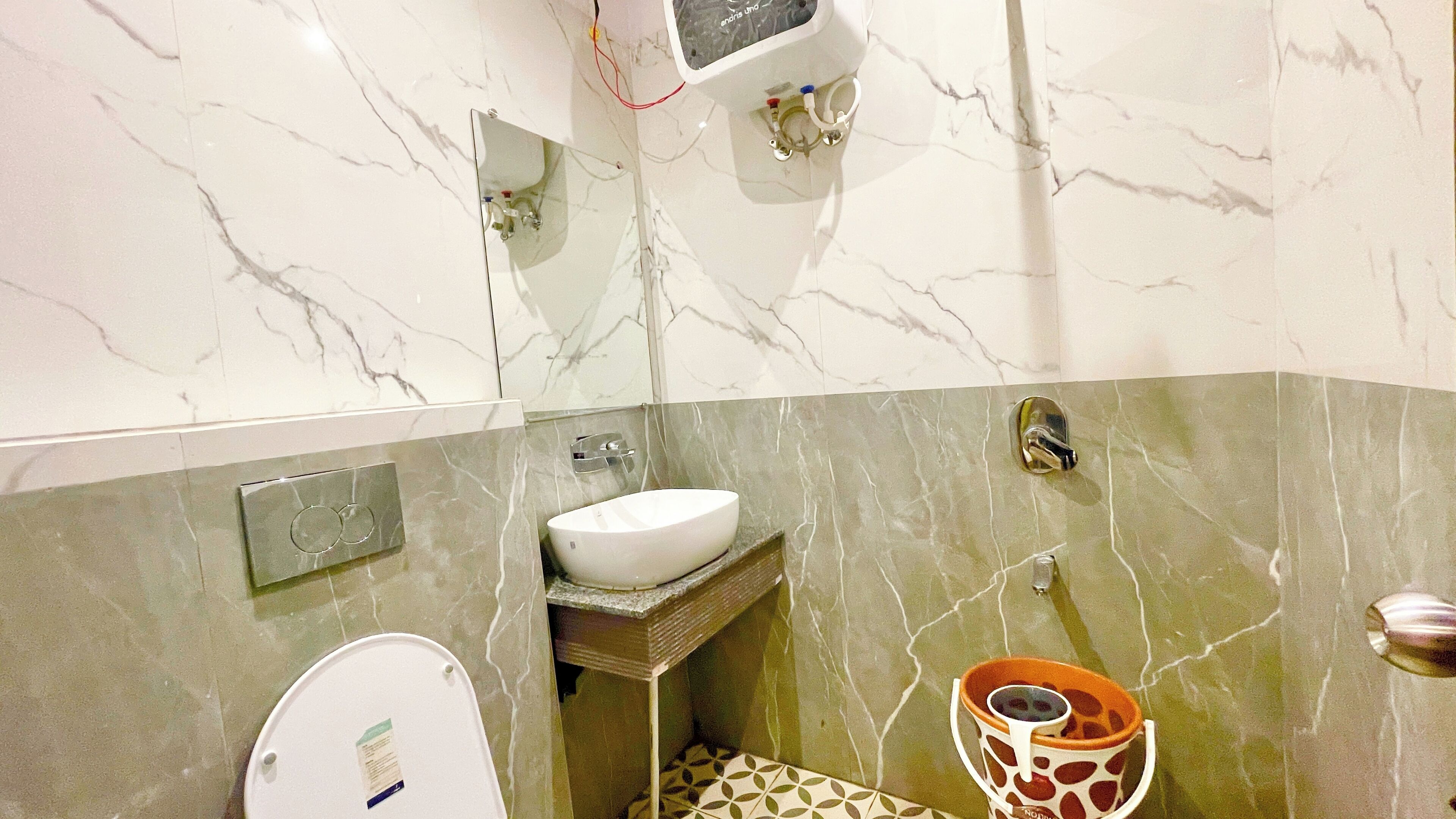 Shower, rainfall showerhead, free toiletries, bidet