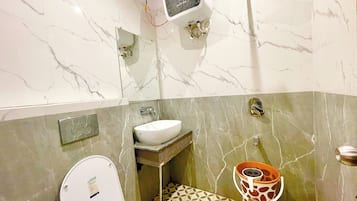 Shower, rainfall showerhead, free toiletries, bidet