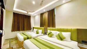 Quarto quádruplo luxo | Roupas de cama premium, escrivaninha, espaço de trabalho para notebook