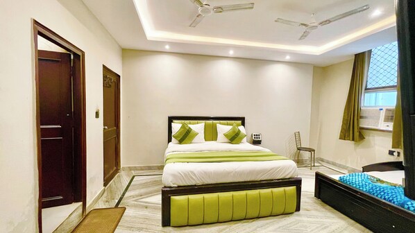 Premium bedding, desk, laptop workspace, soundproofing - HOTEL PREMIUM K P  Near HAR KI PODDI   (Haridwar)