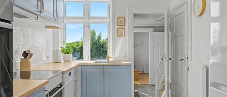 Fridge, microwave, dishwasher, cookware/dishes/utensils