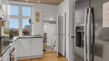 Jääkaappi, mikroaaltouuni, astianpesukone