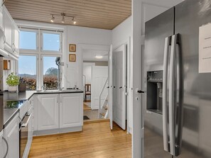 Refrigerador, microondas, lavavajillas y utensilios de cocina 