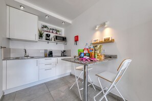 Kühlschrank, Mikrowelle, Wasserkocher mit Kaffee-/Teezubehör