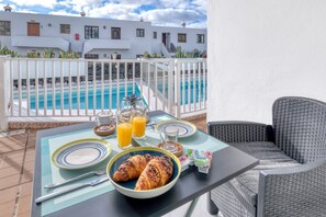 Outdoor dining - Carpe Diem Apartment • Pool view • LVH (Puerto del Carmen)