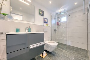 Douche, sèche-cheveux, serviettes fournies, papier toilette