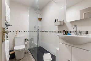Shower, hair dryer, towels, soap - Entire Hyde Park Family Apartment (London)