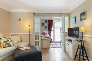Living area - Entire Hyde Park Family Apartment (London)