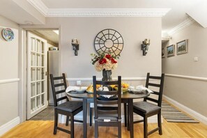 Dining - Entire Hyde Park Family Apartment (London)