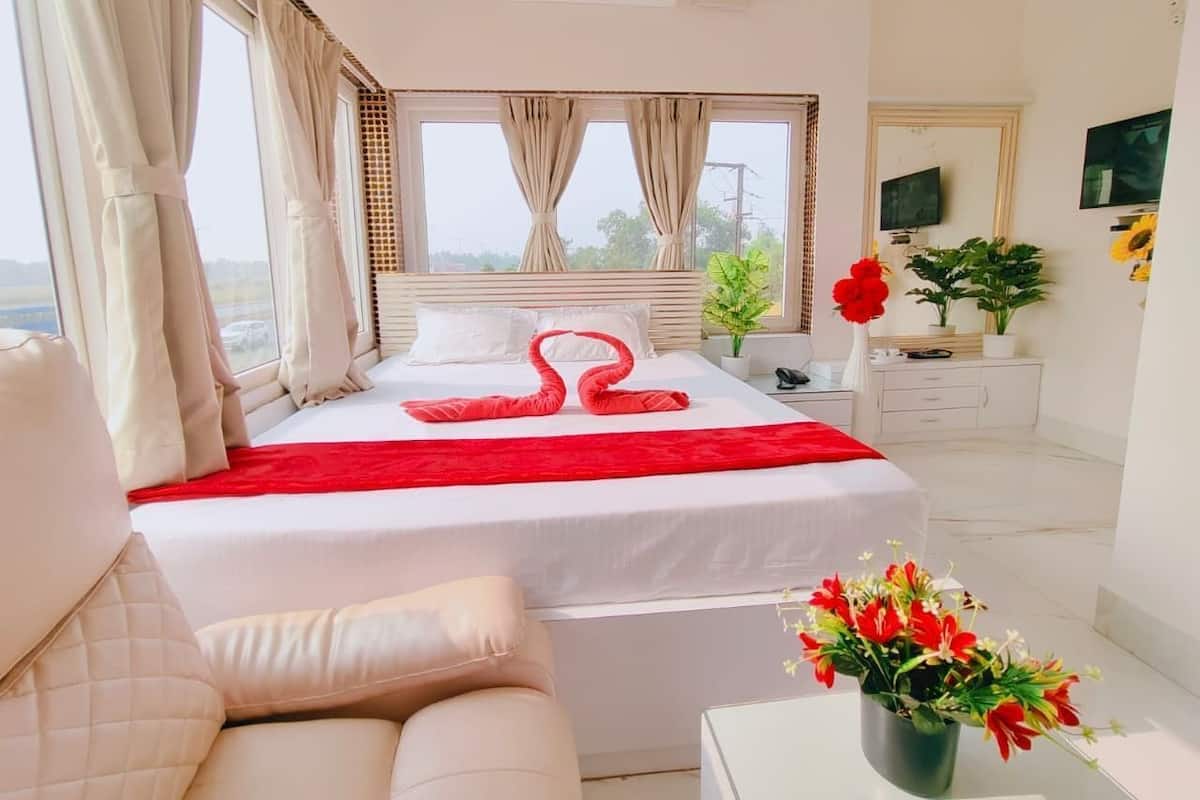 Kahden hengen deluxe-huone | Tallelokero huoneessa, työpöytä, ilmainen Wi-Fi