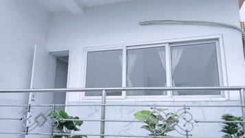 In-room safe, desk, free WiFi