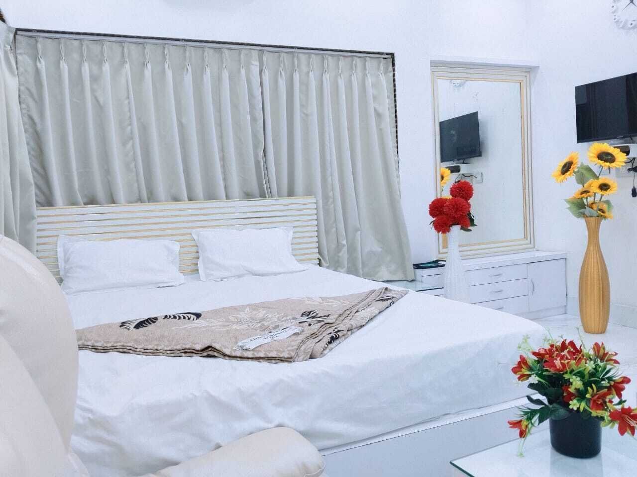 In-room safe, desk, free WiFi