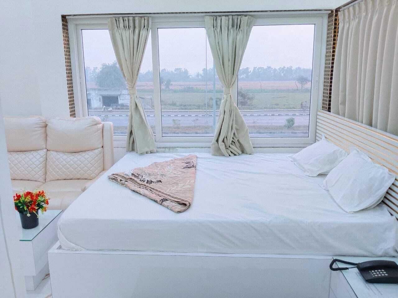 华丽双人房 | 客房内保险箱、办公桌、免费 WiFi