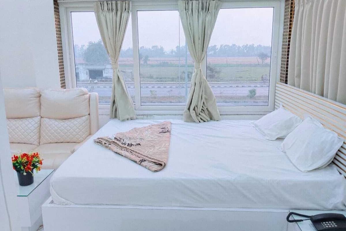 华丽双人房 | 客房内保险箱、办公桌、免费 WiFi